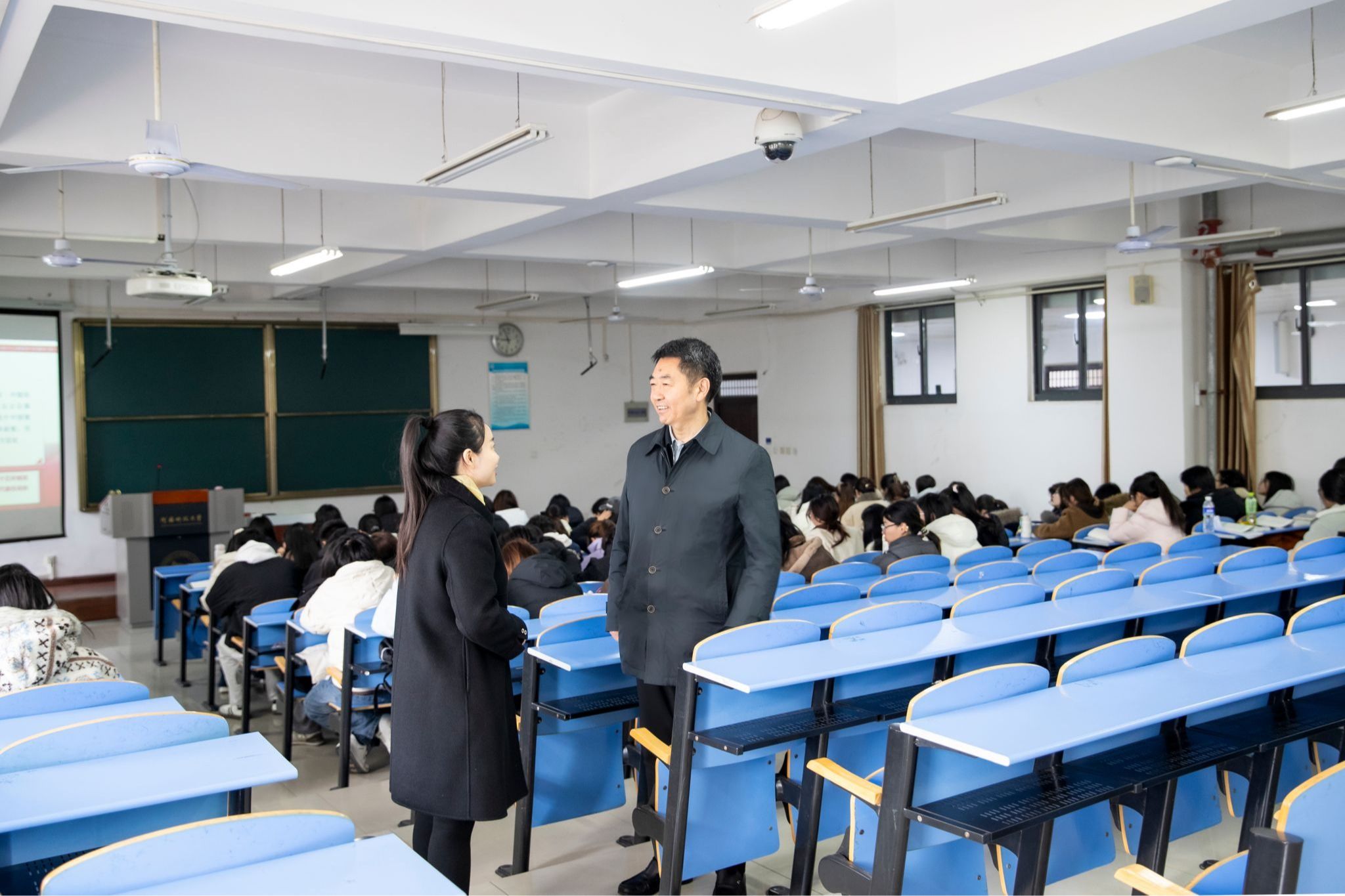 【鼎领·正规博彩平台聚焦】新学期校领导深入教学一线听课调研