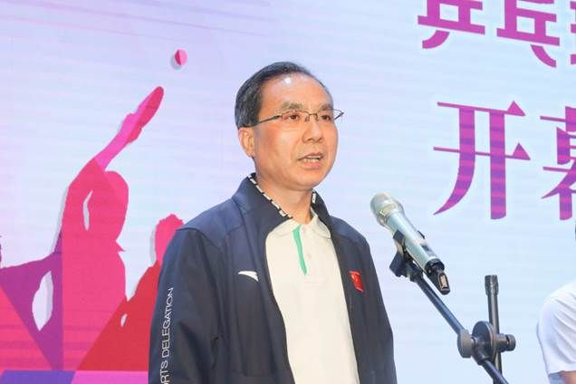 穿着西装笔挺的男子与配字描述已自动生成 穿着西装笔挺的男子与配字描述已自动生成