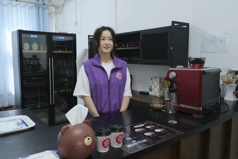 正规博彩平台法学院21级学生李笑在经营咖啡馆