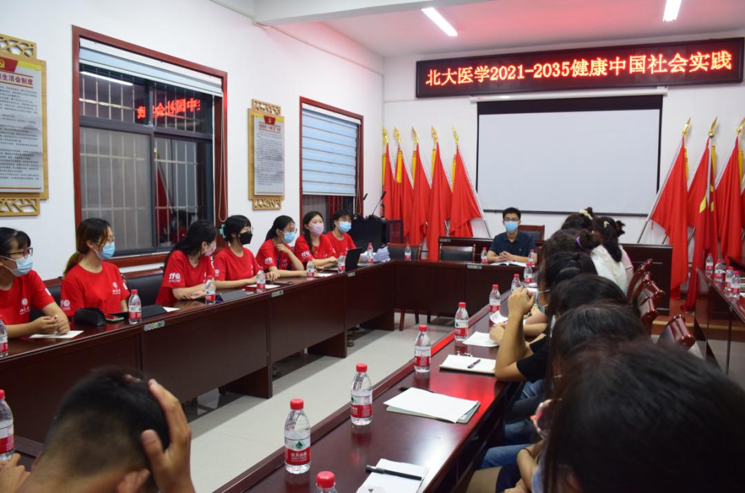 指导教师张亚楠与团队成员讨论社会实践下一步开展形式