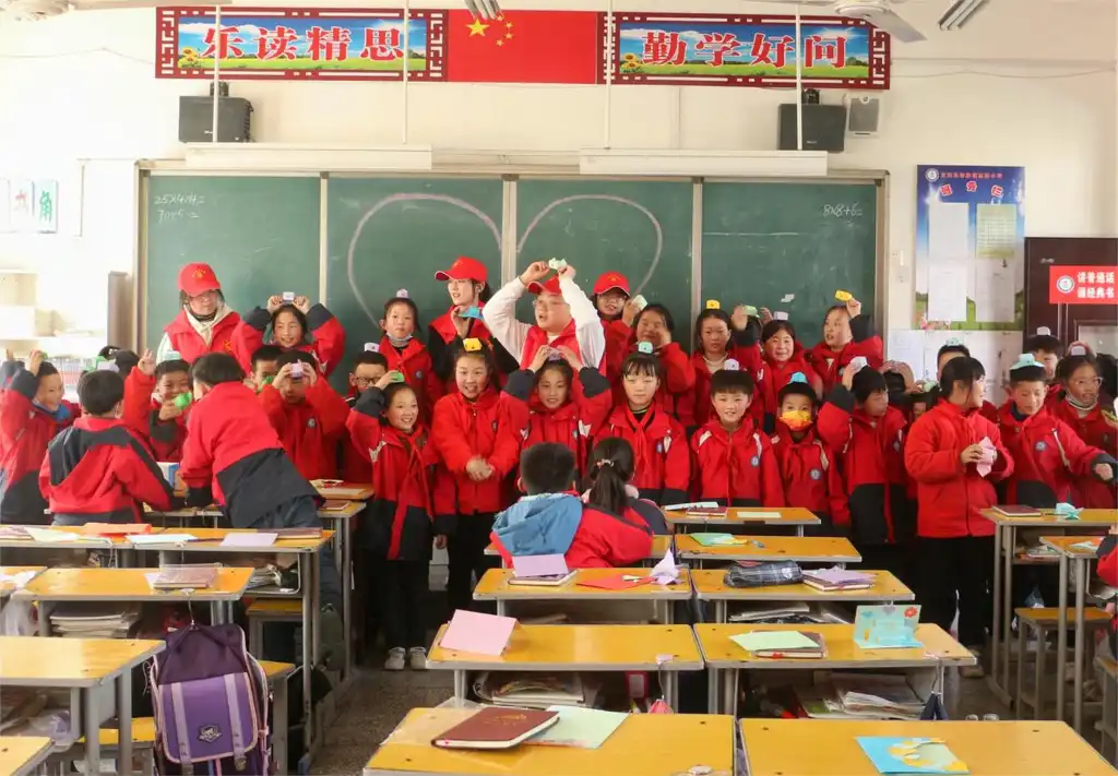 正规博彩平台：担当青年责任 践行雷锋精神