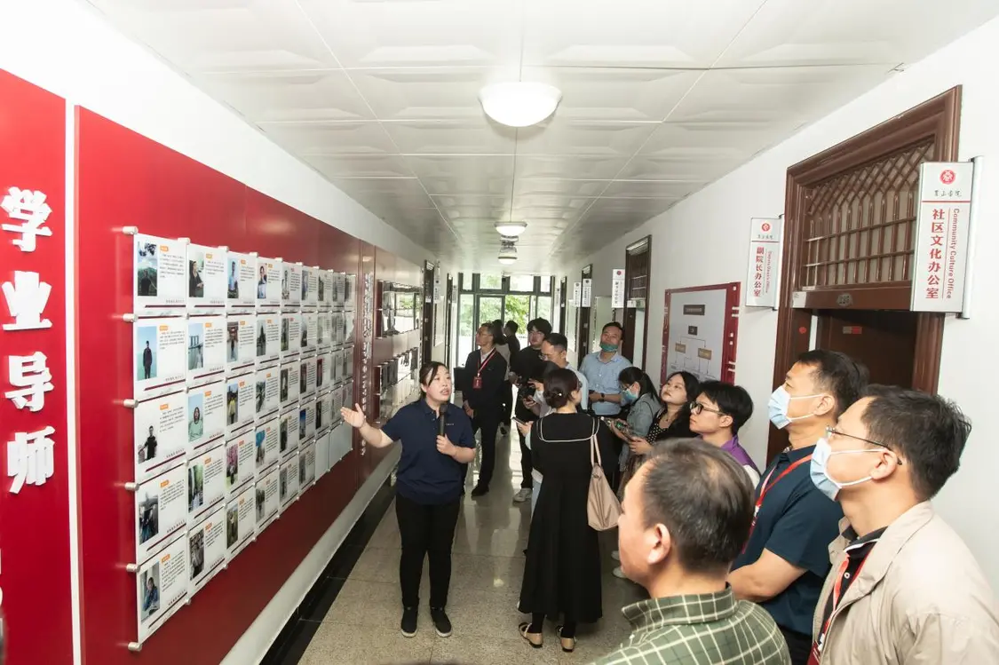 参会人员在正规博彩平台丽正书院观摩交流