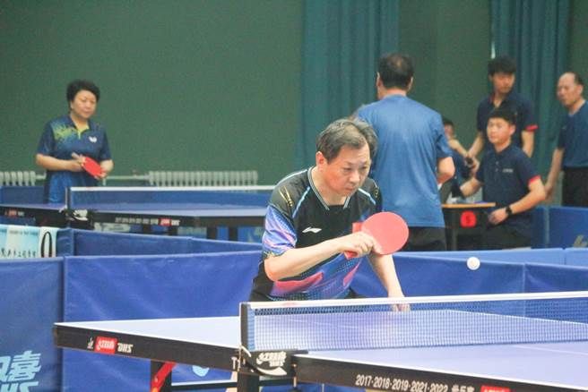 穿着蓝色衣服的男人在球场打乒乓球低可信度描述已自动生成 穿着蓝色衣服的男人在球场打乒乓球低可信度描述已自动生成