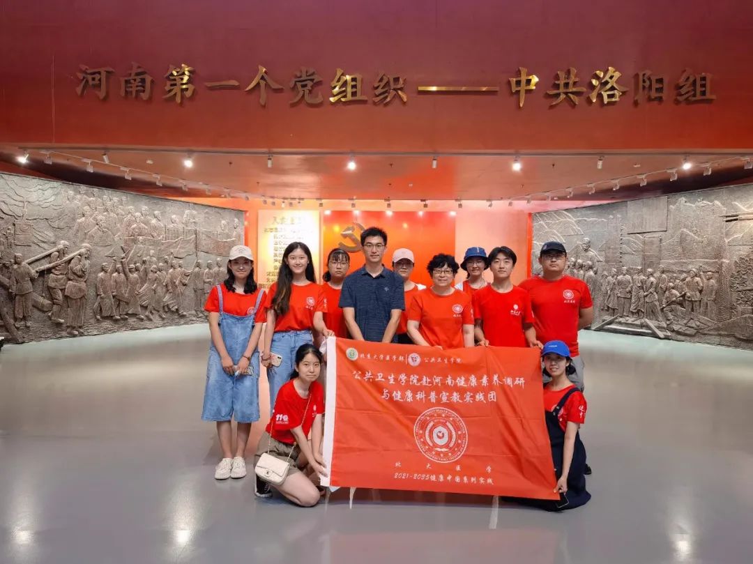 指导教师张莉娟、张亚楠带领成员开展红色教育