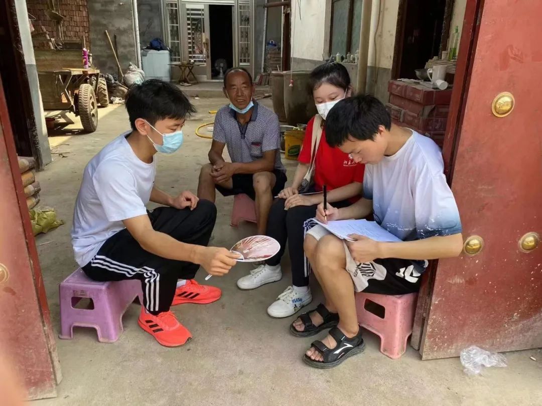 团队成员分组深入村民家庭开展调研