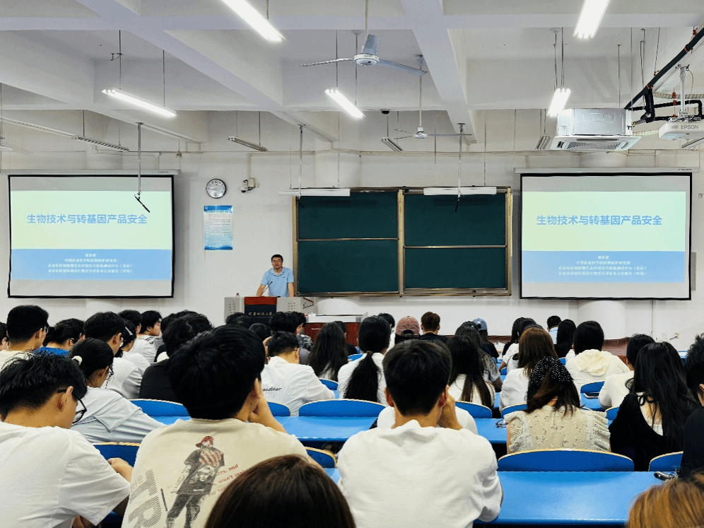 中国农业科学院植物保护研究所谢家建研究员应邀为我校师生作学术报告